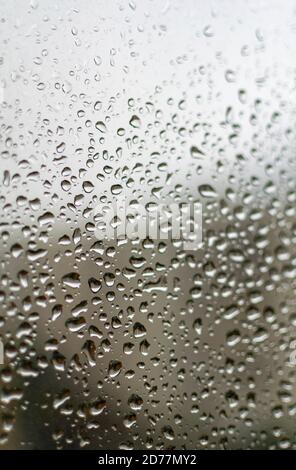 Eine Nahaufnahme von Regentropfen auf einem Fenster während Ein Gewitter Stockfoto