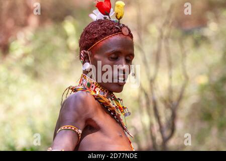 Junger Mann aus dem Stamm der Samburu. Die Samburu sind ein nilotisches Volk aus Nord-Zentral-Kenia. Samburu sind semi-nomadische Viehzüchter, die hauptsächlich Rinder herden Stockfoto