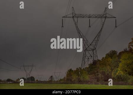 An einem stürmischen, vorhersehenden Morgen über den Stromleitungen Stockfoto