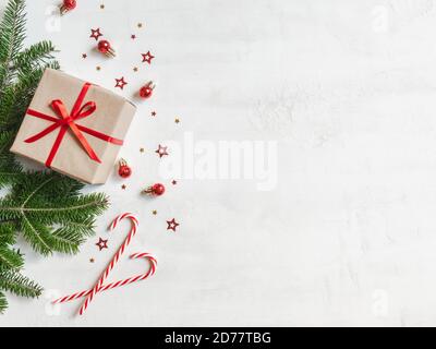 Weihnachten oder Neujahr Geschenk, Süßigkeiten Stöcke, Dekor und Tannenzweige. Draufsicht, flach liegend. Speicherplatz kopieren Stockfoto