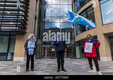 Edinburgh, Großbritannien. 21. Oktober 2020 Foto: Schottische Unabhängigkeitsprotestoren versammeln sich vor dem Regierungsgebäude des Vereinigten Königreichs in Edinburgh, Queen Elizabeth House. Sie protestieren gegen das Binnenmarktgesetz. Kredit: Rich Dyson/Alamy Live Nachrichten Stockfoto