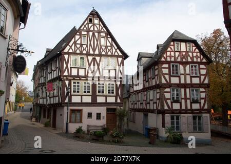 Limburg, Deutschland. Oktober 2020. Kopfsteinpflastergasse in der Limburger Altstadt, Fachwerkhaus, Limburg an der Lahn, 20. Oktober 2020. Â Nutzung weltweit Credit: dpa/Alamy Live News Stockfoto