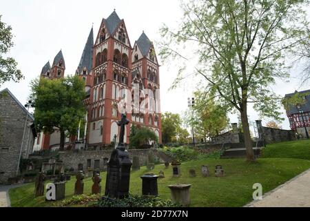 Limburg, Deutschland. Oktober 2020. Limburger Dom, auch Georgsdom genannt, im Vordergrund ein Friedhof, Grabsteine, Limburg an der Lahn, 20. Oktober 2020. Â Nutzung weltweit Credit: dpa/Alamy Live News Stockfoto