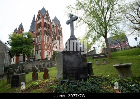 Limburg, Deutschland. Oktober 2020. Limburger Dom, auch Georgsdom genannt, im Vordergrund ein Friedhof, Grabsteine, Limburg an der Lahn, 20. Oktober 2020. Â Nutzung weltweit Credit: dpa/Alamy Live News Stockfoto