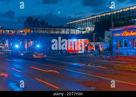 Notfalleinsätze mit Krankenwagen und Polizeifahrzeugen an einem Bahnhof in Berlin Stockfoto