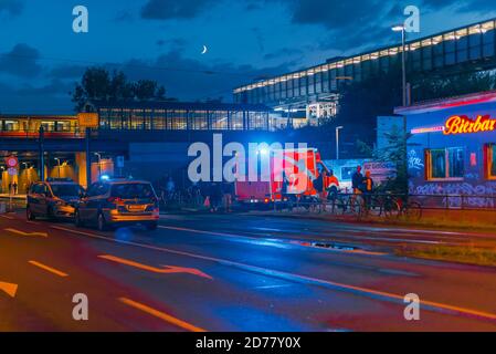 Notfalleinsätze mit Krankenwagen und Polizeifahrzeugen an einem Bahnhof in Berlin Stockfoto