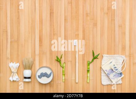 Flat Lay Rasierwerkzeuge und Bad-Accessoires für Mann auf Bambus-Holz Hintergrund. Zero Waste Konzept. Stockfoto