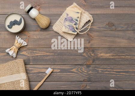 Flat Lay Rasierwerkzeuge und Bad-Accessoires für Mann auf Holzhintergrund. Zero Waste Konzept. Stockfoto