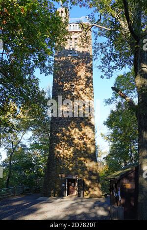 NEW HOPE, PA –17 Okt 2020- Blick auf den historischen Bowman’s Hill Tower im Washington Crossing State Park in Bucks County, Pennsylvania, USA. Stockfoto