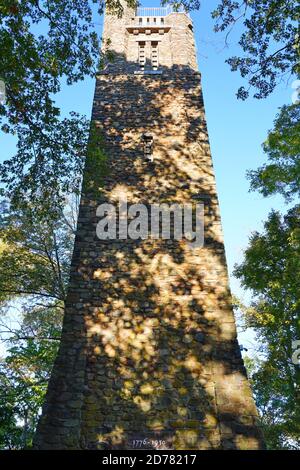 NEW HOPE, PA –17 Okt 2020- Blick auf den historischen Bowman’s Hill Tower im Washington Crossing State Park in Bucks County, Pennsylvania, USA. Stockfoto