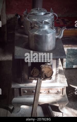 Nepal. Große Teekannen im himalaya House.Annapurna Circuit. Stockfoto