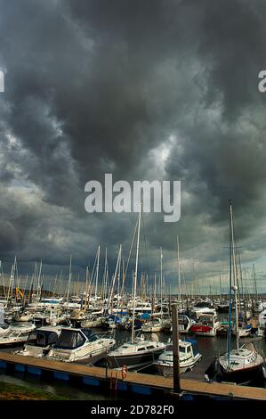 Marina Mit Drohenden Dunklen Wolken Oben Stockfoto