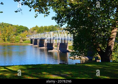 WASHINGTON CROSSING, PA –17 Okt 2020- Blick auf die Washington Crossing Bridge über den Delaware River, der Bucks County, Pennsylvania und Hunter verbindet Stockfoto