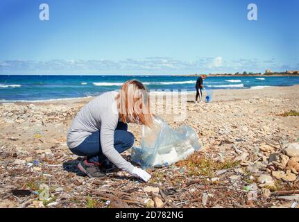 Freiwillige Reinigung Strand Bereich von Kunststoff Stockfoto