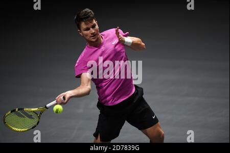 Köln, Deutschland. Oktober 2020. Tennis: ATP Tour - Cologne Championships (ATP), Einzel, Männer, 1. Runde, Kecmanovic (Serbien) - A. Mannarino (Frankreich). Miomir Kecmanovic spielt den Ball. Quelle: Jonas Güttler/dpa/Alamy Live News Stockfoto