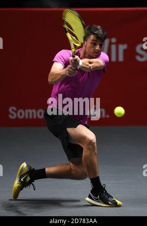 Köln, Deutschland. Oktober 2020. Tennis: ATP Tour - Cologne Championships (ATP), Einzel, Männer, 1. Runde, Kecmanovic (Serbien) - A. Mannarino (Frankreich). Miomir Kecmanovic spielt den Ball. Quelle: Jonas Güttler/dpa/Alamy Live News Stockfoto