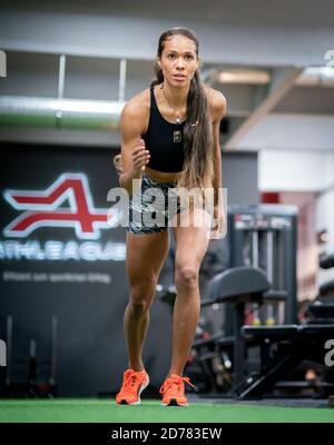 Berlin, Deutschland. Oktober 2020. Alexandra Wester, Leichtathlet im Weitsprung, trainiert in einer Berliner Turnhalle. Quelle: Kay Nietfeld/dpa/Alamy Live News Stockfoto