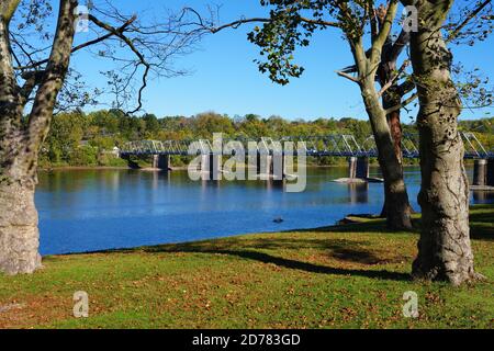 WASHINGTON CROSSING, PA –17 Okt 2020- Blick auf die Washington Crossing Bridge über den Delaware River, der Bucks County, Pennsylvania und Hunter verbindet Stockfoto