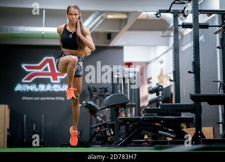 Berlin, Deutschland. Oktober 2020. Alexandra Wester, Leichtathlet im Weitsprung, trainiert in einer Berliner Turnhalle. Quelle: Kay Nietfeld/dpa/Alamy Live News Stockfoto