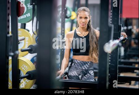 Berlin, Deutschland. Oktober 2020. Alexandra Wester, Sportlerin im Weitsprung, steht in einem Berliner Fitnessstudio. Quelle: Kay Nietfeld/dpa/Alamy Live News Stockfoto