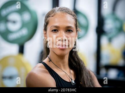 Berlin, Deutschland. Oktober 2020. Alexandra Wester, Sportlerin im Weitsprung, steht in einem Berliner Fitnessstudio. Quelle: Kay Nietfeld/dpa/Alamy Live News Stockfoto