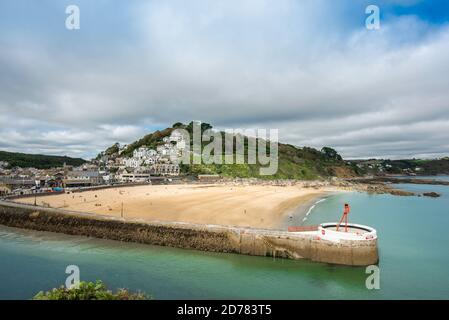 Looe Beach, Blick auf den Strand in East Looe Bay mit dem berühmten Banjo Pier, der aus dem Hafen ragt, Cornwall, Südwesten Englands, Großbritannien Stockfoto