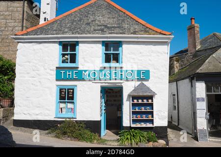 Cornwall Mousehole Shop, Blick auf den Mousehole Geschenkladen im Hafengebiet des Dorfes Mousehole, Cornwall, Südwesten Englands, UK. Stockfoto