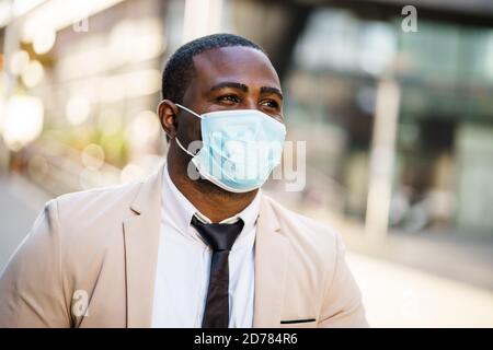 Porträt des verantwortlichen Geschäftsmannes, der Schutzmaske trägt. Covid-19-Virus-Pandemiekonzept. Stockfoto
