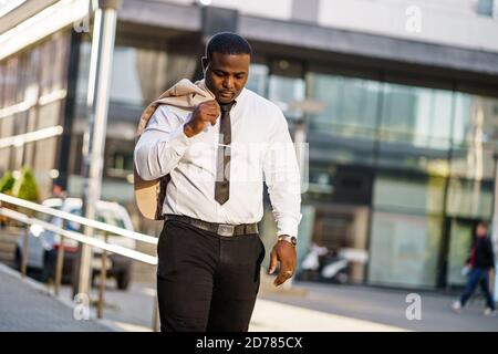 Porträt eines müde afroamerikanischen Geschäftsmannes, der von der Arbeit nach Hause geht. Stockfoto