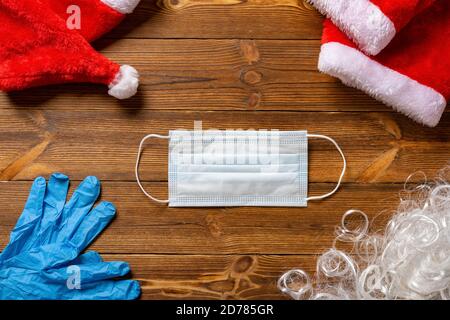 Santa Claus Kleider mit Gummihandschuhe und medizinische Maske Stockfoto