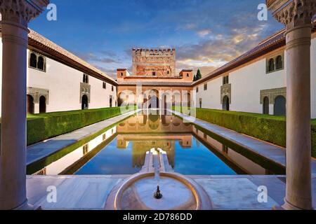 Arabeske maurische Architektur und Teich des Hofes der Myrtles der Palacios Naziare, Alhambra. Granada, Andalusien, Spanien. Stockfoto