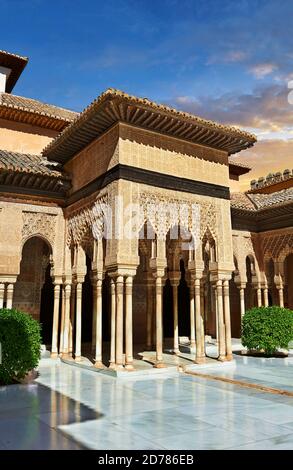 Arabeske maurische Architektur des Patio de los Leones (Löwenhof) der Palacios Naziare, Alhambra. Granada, Andalusien, Spanien. Stockfoto