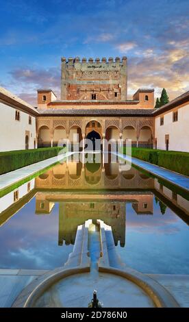 Arabeske maurische Architektur und Teich des Hofes der Myrtles der Palacios Naziare, Alhambra. Granada, Andalusien, Spanien. Stockfoto