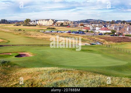 Blick über das achtzehnte Putting Green bei Carnoustie Championship Golf Links, Carnoustie, Angus, Schottland, Großbritannien Stockfoto