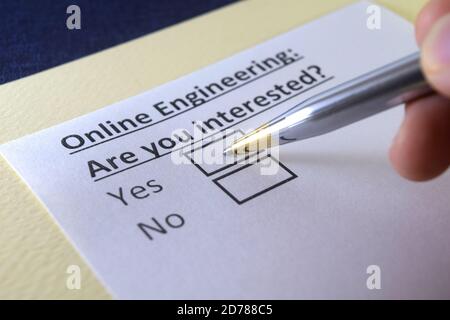 Eine Person beantwortet Fragen zum Online-Engineering. Stockfoto