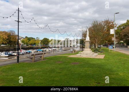 Blick auf das Ufer mit Blick auf Kingsbridge Stadtzentrum, South Hams, Devon Stockfoto