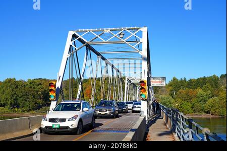 WASHINGTON CROSSING, PA –17 Okt 2020- Blick auf die Washington Crossing Bridge über den Delaware River, der Bucks County, Pennsylvania und Hunter verbindet Stockfoto