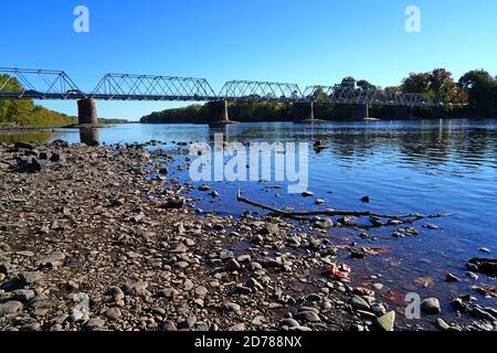 WASHINGTON CROSSING, PA –17 Okt 2020- Blick auf die Washington Crossing Bridge über den Delaware River, der Bucks County, Pennsylvania und Hunter verbindet Stockfoto