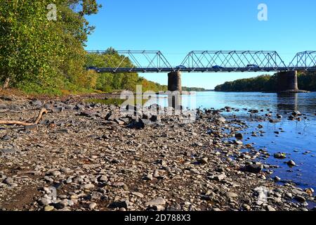 WASHINGTON CROSSING, PA –17 Okt 2020- Blick auf die Washington Crossing Bridge über den Delaware River, der Bucks County, Pennsylvania und Hunter verbindet Stockfoto