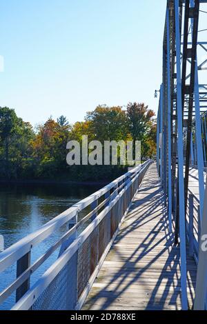 WASHINGTON CROSSING, PA –17 Okt 2020- Blick auf die Washington Crossing Bridge über den Delaware River, der Bucks County, Pennsylvania und Hunter verbindet Stockfoto