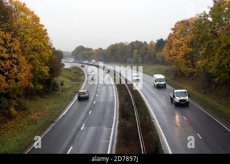 A46 Road an einem trüben, nassen Herbsttag, Warwick, Großbritannien Stockfoto