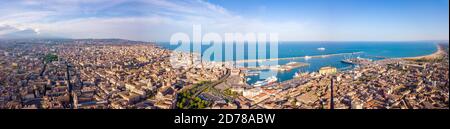 Panorama-Aufnahme von alten Gebäuden unter einem bewölkten Himmel in Catania, Sizilien Stockfoto