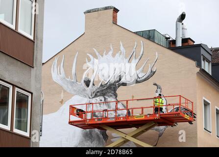 Linköping, Schweden 20201001 Diese Woche wurde in Östergötland das Street Art Projekt ARTSCAPE FORM offiziell gestartet. Die Künstlerin Stina Folkebrant malt ein großes Wandbild im Zentrum von Linköping. Foto von Jeppe Gustafsson Stockfoto