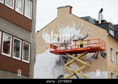 Linköping, Schweden 20201001 Diese Woche wurde in Östergötland das Street Art Projekt ARTSCAPE FORM offiziell gestartet. Die Künstlerin Stina Folkebrant malt ein großes Wandbild im Zentrum von Linköping. Foto von Jeppe Gustafsson Stockfoto