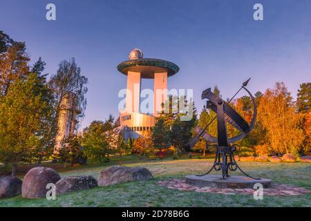 Moletai, Litauen, 20. Oktober 2020 Ethno-kosmologisches Museum und moderne Sternwarte in Moletai, Litauen. Sonnenuhr im Park. Stockfoto