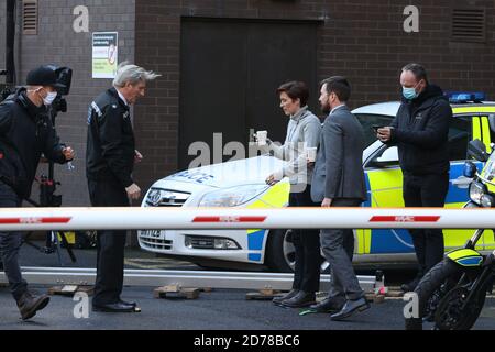 Adrian Dunbar (zweiter links), Vicky McClure (Mitte) und Martin Compston (zweiter rechts) am Set der sechsten Serie von Line of Duty, die im Cathedral Quarter in Belfast gedreht wird. Stockfoto