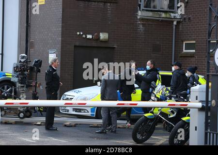 (Von links nach rechts) Adrian Dunbar, Vicky McClure und Martin Compston am Set der sechsten Serie von Line of Duty, die im Cathedral Quarter in Belfast gedreht wird. Stockfoto