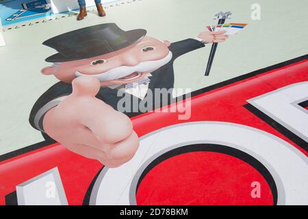 Riesiges Monopoly-Brettspiel am Trafalgar Square, für das London Games Festival, um die Geschichte des Spiels in Großbritannien zu feiern. Stockfoto