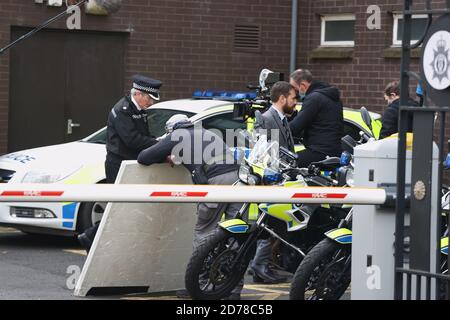 Adrian Dunbar (links) und Martin Compston (Mitte) am Set der sechsten Serie von Line of Duty, die im Cathedral Quarter in Belfast gedreht wird. Stockfoto