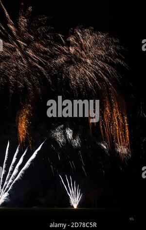 Spektakuläre und farbenfrohe Feuerwerke, die vor einem dunklen Herbsthimmel in Lancashire stehen und die Guy Fawkes Night feiern Stockfoto